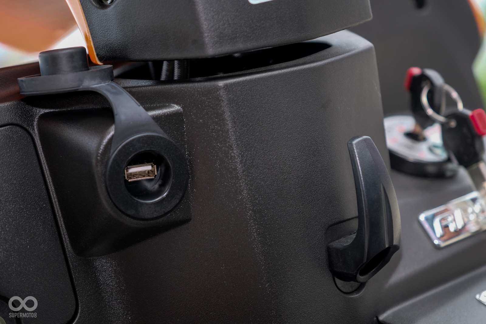 因應現在多元電子配備需求，QC3.0充電孔是不可或缺的實用配備