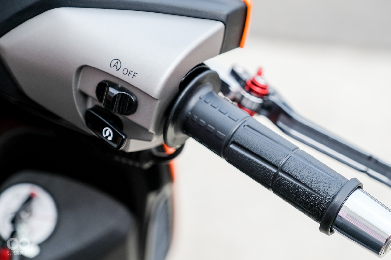 煞車為金屬可調拉桿，車輛右側開關有著Stop&Go控制鈕