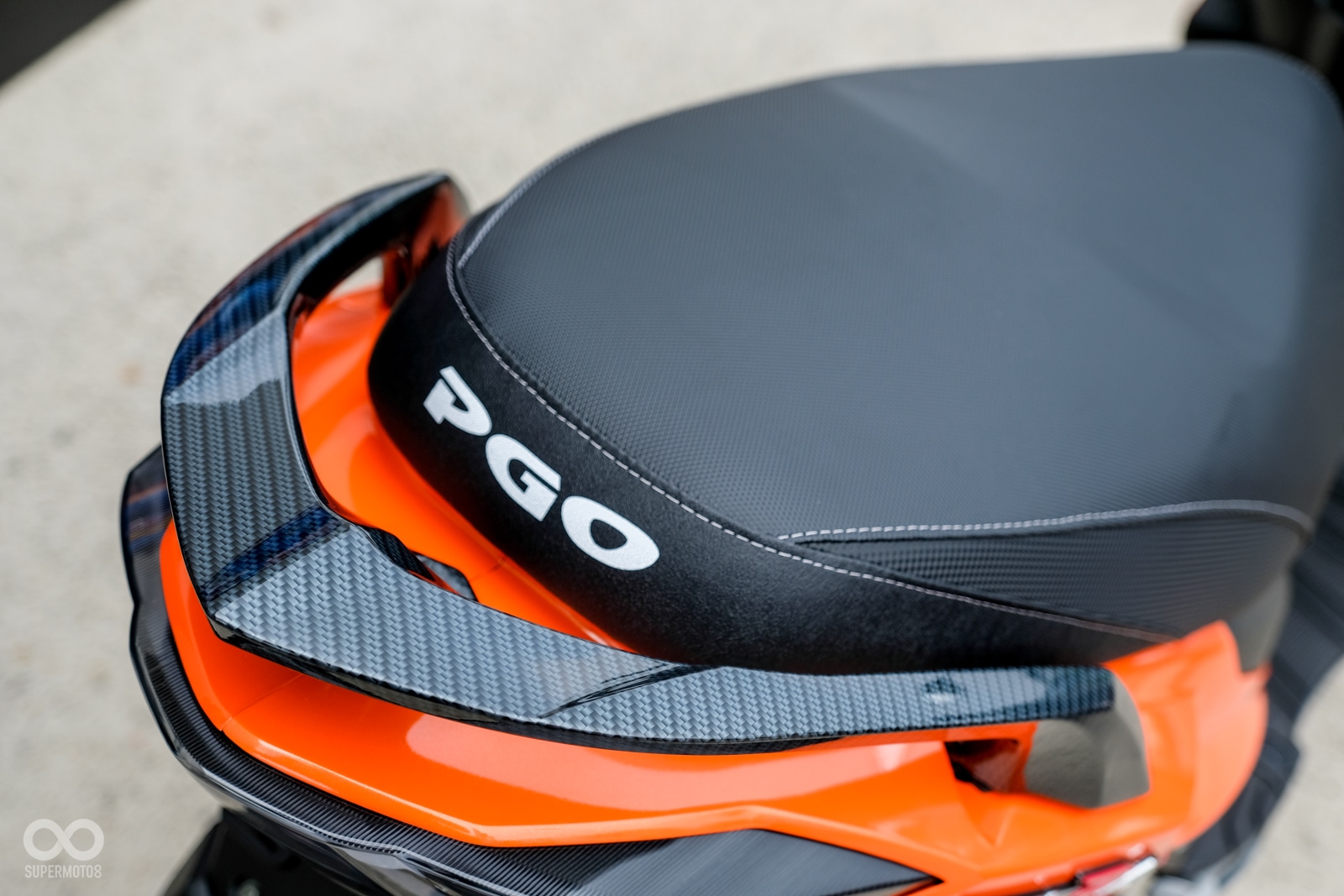 車廂空間與現行車款相同；後扶手採用轉印碳纖維呈現