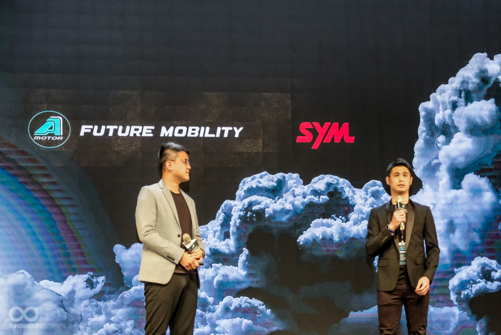 會中爆點絕對是SYM與宏佳騰智慧電車攜手合作,加入安全車聯網聯盟