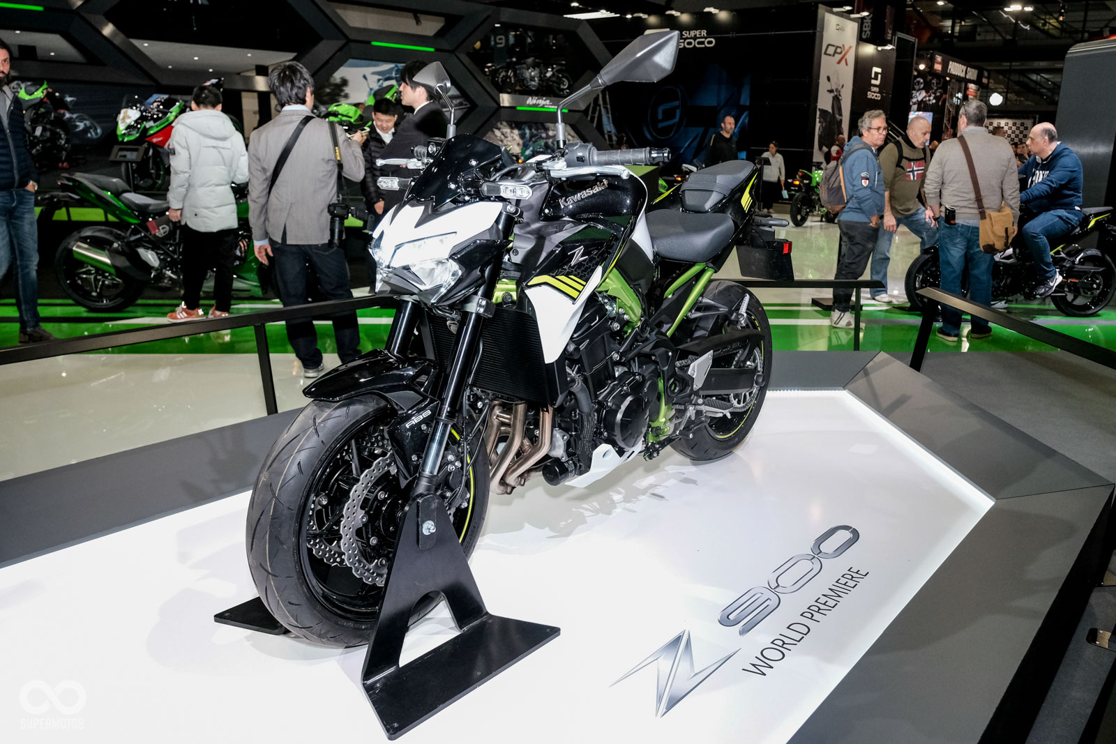KAWASAKI Z900在這次改款中，加入了電控系統、配備方面的升級，另外外觀設計方面更是和大哥Z H2看齊，採用相同的風格樣貌