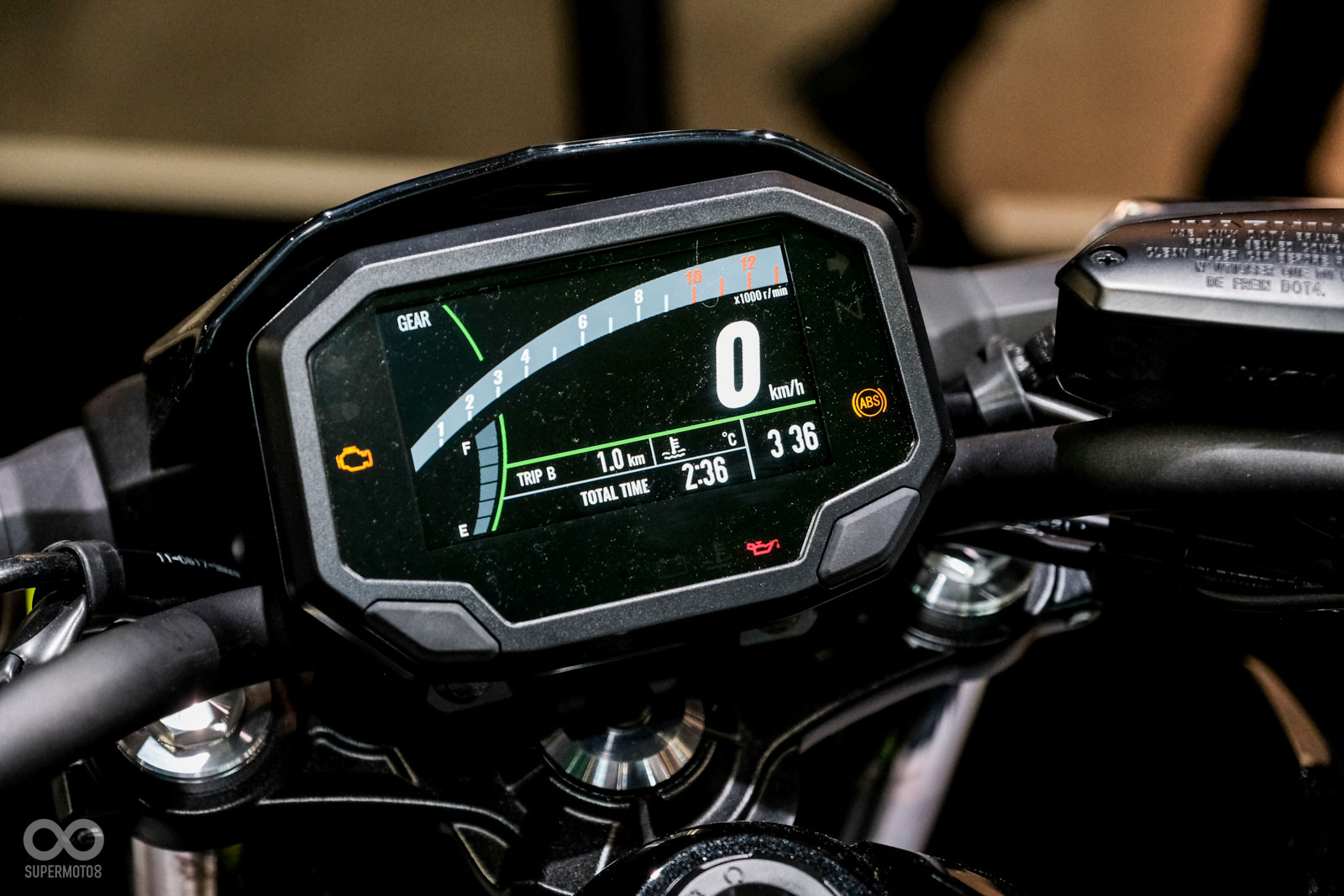 2020 Z900擁有全新的10.9cm的TFT全彩液晶螢幕，同時還配備有手機藍芽連線功能