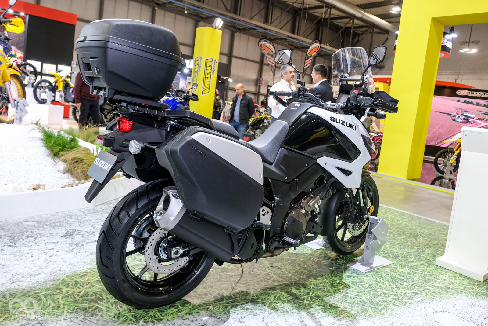 原廠也推出相當多的週邊配件，像是具有快拆功能的後三箱組