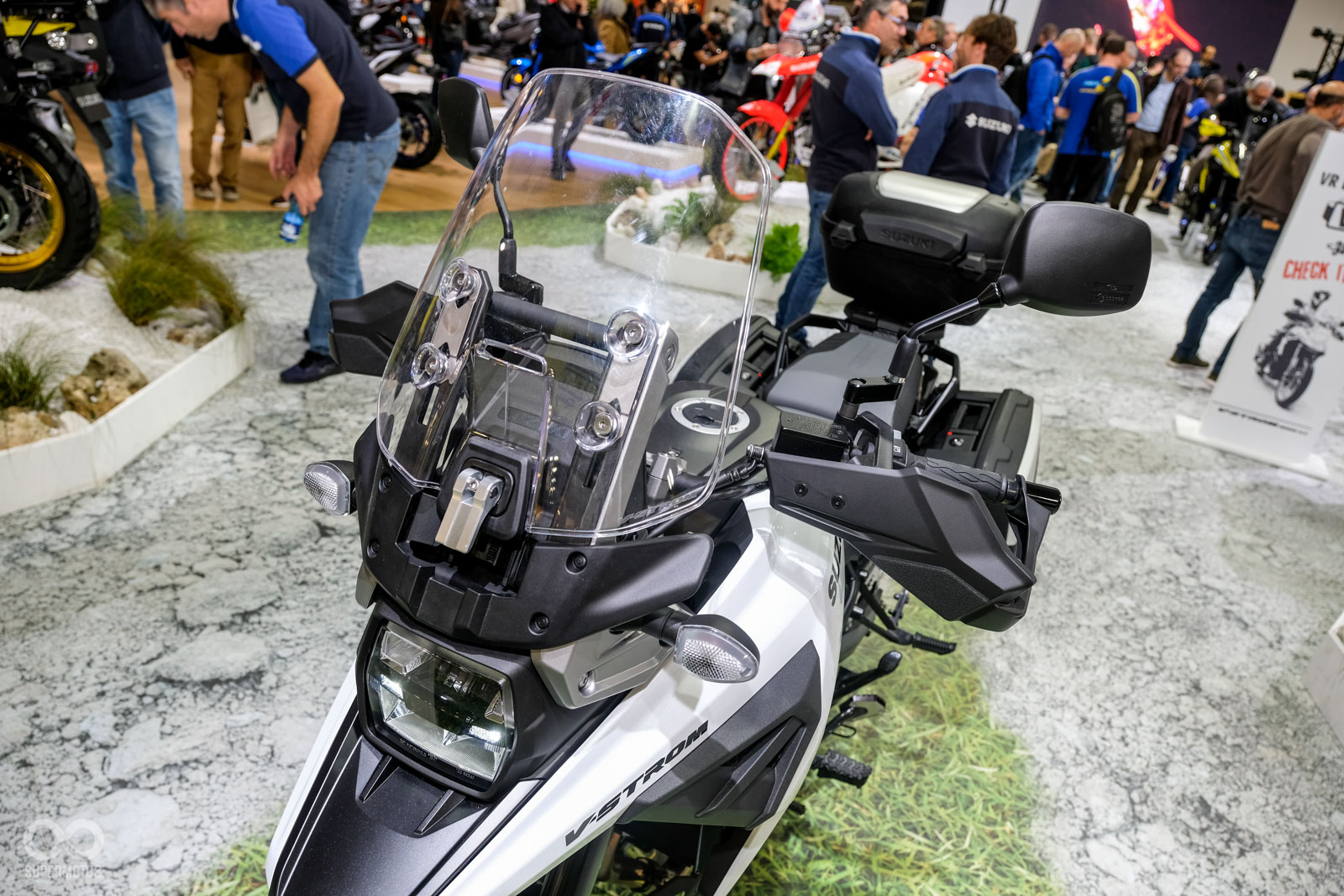 風鏡部分，XT版本擁有免工具調整的設計，而標準版則是需要使用工具才能調整