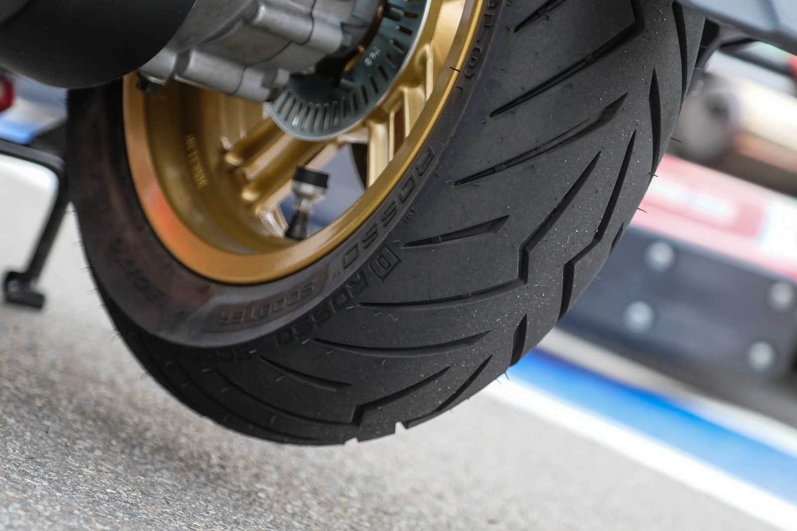 特仕版TIGRA 150ABS採用大廠PIRELLI DIABLO ROSSO作為標準配胎