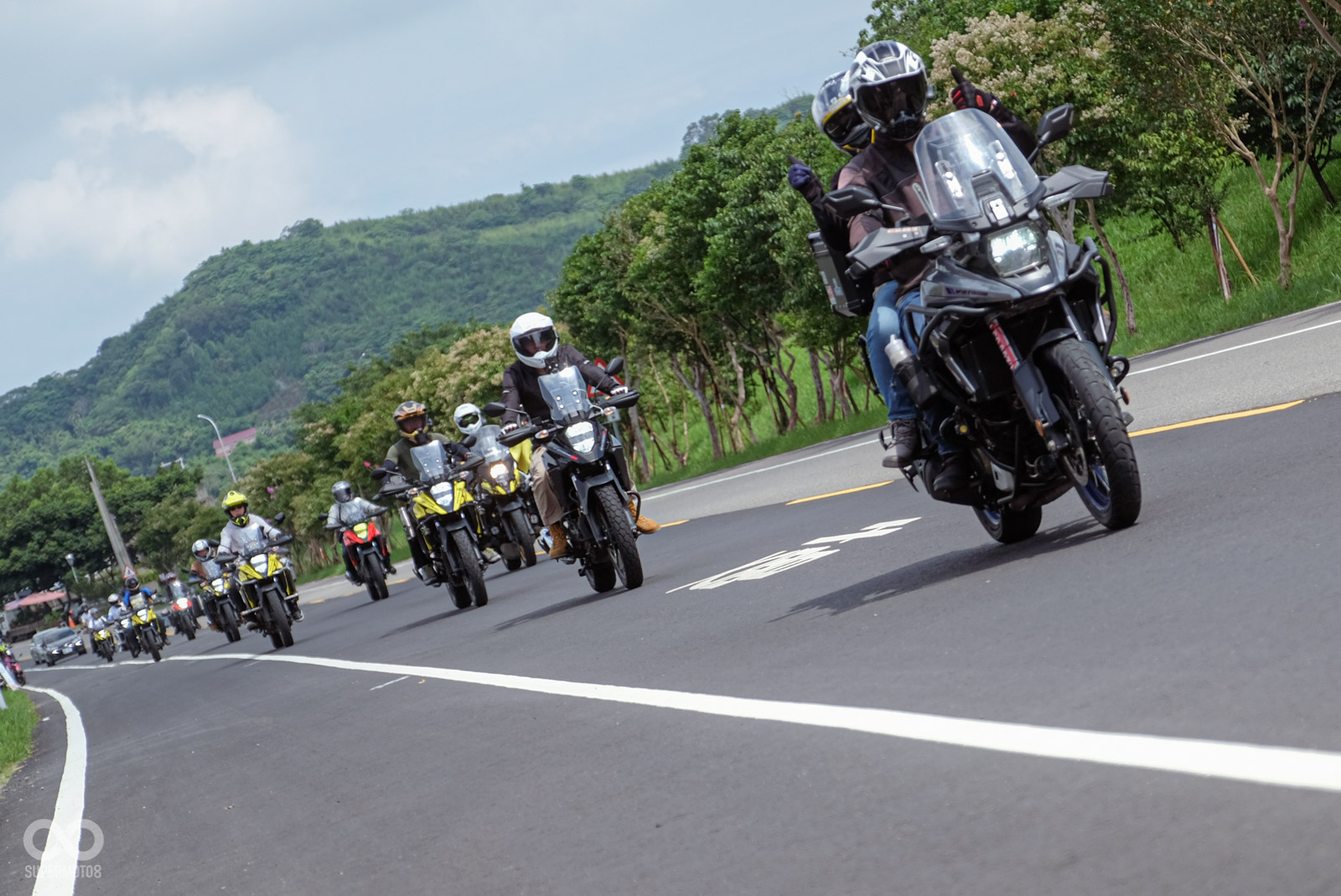 道路滿滿的SUZUKI V-STROM車系，看起來相當帥氣