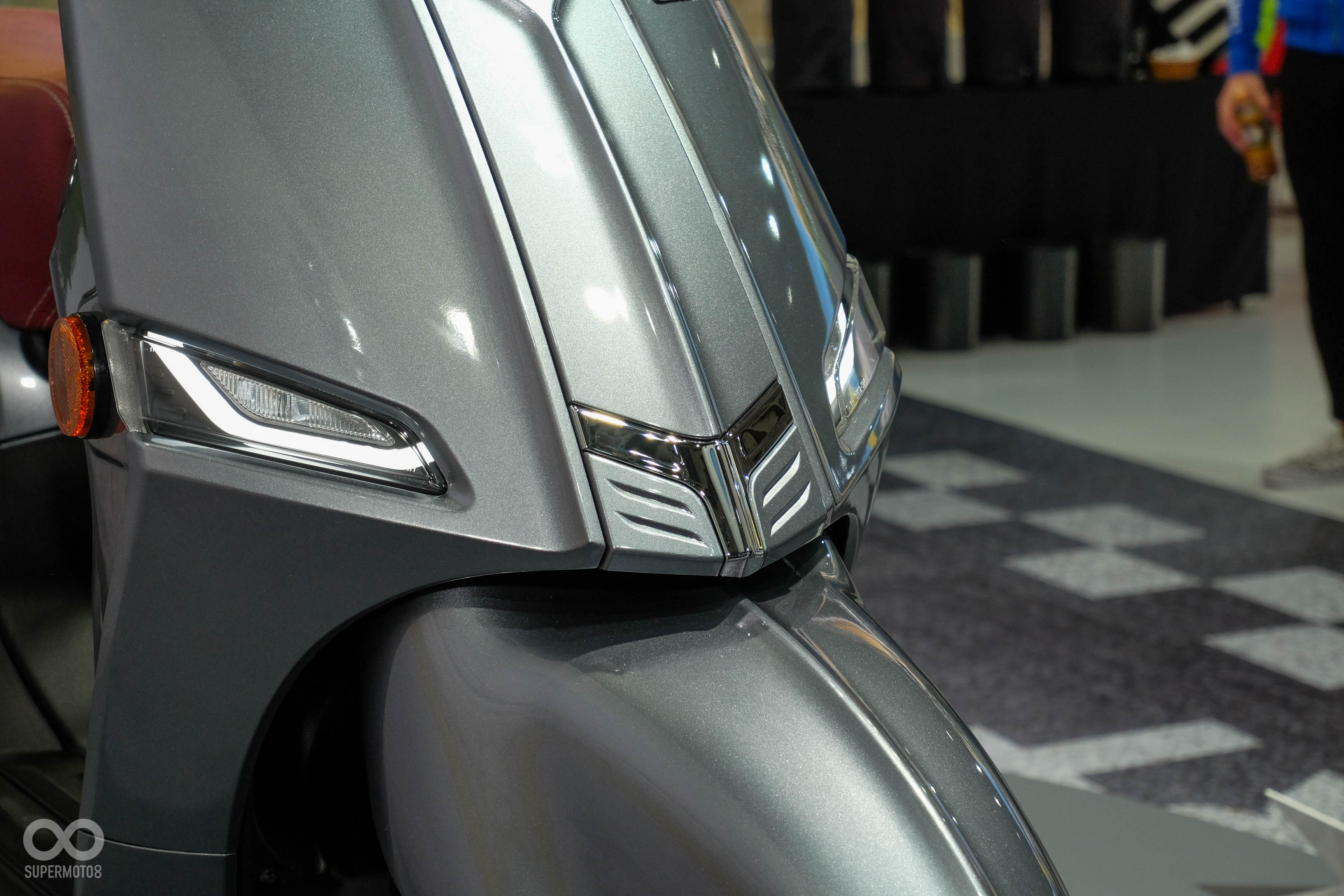 車頭前面板非常有義式風味,左右對稱的線條也貫穿整個車頭,並延伸到土除之上