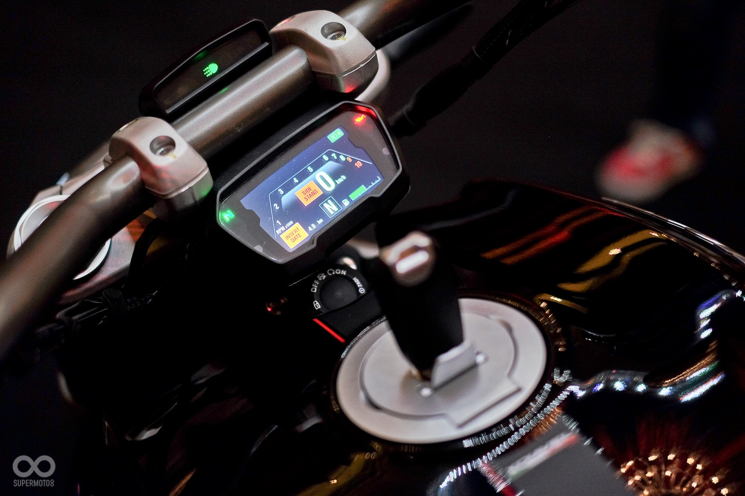 雖然走著美式粗曠風格,但小巧的數位儀表下滿載著完整的電子控制系統