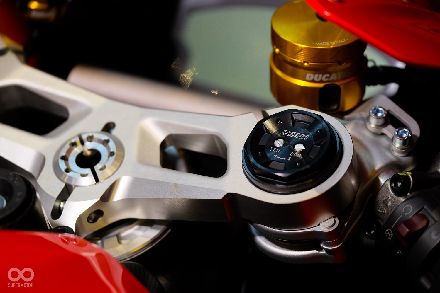 前叉使用在WSBK賽場能見度很高的Showa的BPF全可調避震