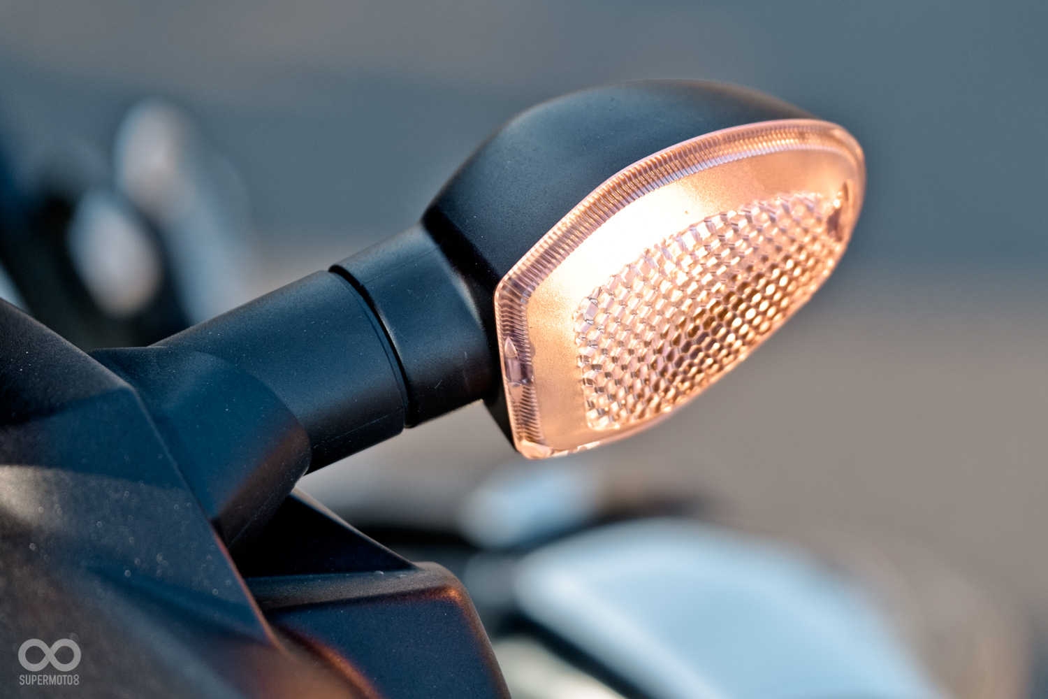 比較可惜的是大燈與方向燈皆為傳統燈泡