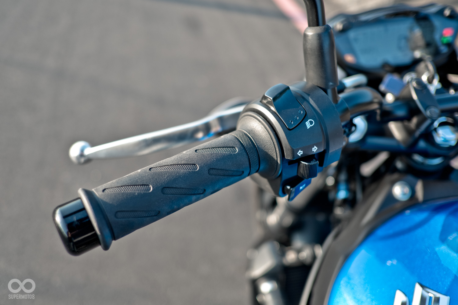 SV650並沒Pass燈的開關,只有單純的遠近燈切換