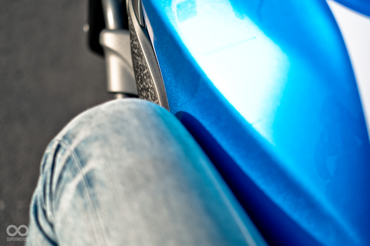 兩側內凹的很明顯,搭配上纖細的車體非常好夾持