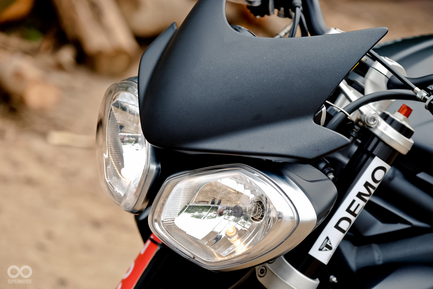 Street Triple R經典銳利的雙頭燈