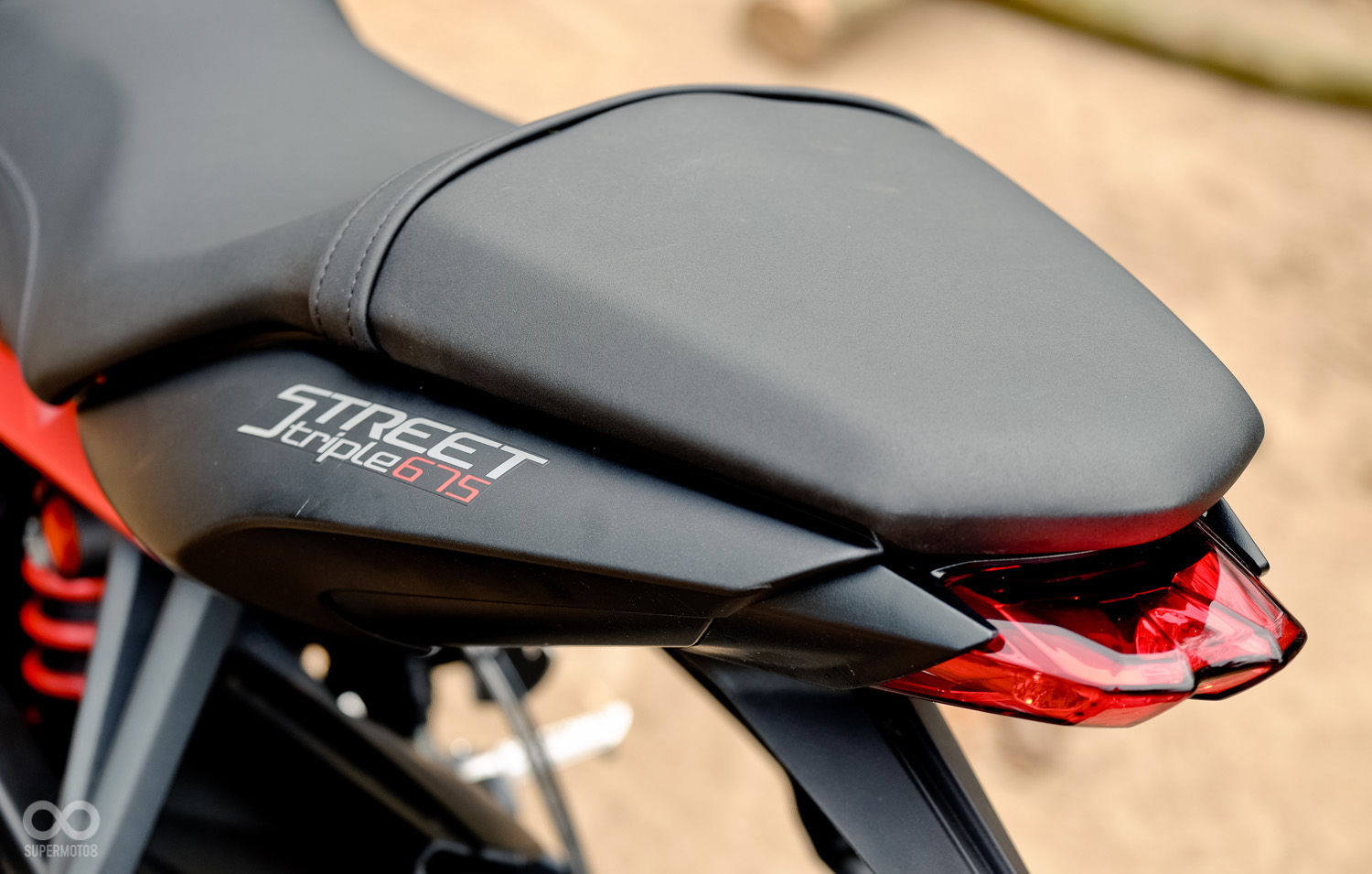 尖銳的車尾造型搭配LED尾燈,展現Street Triple R熱血性格