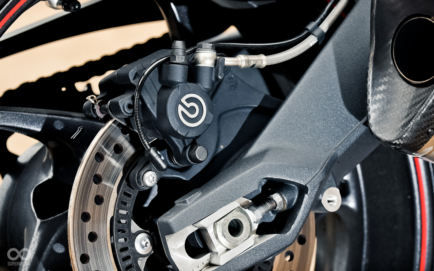 前煞使用NISSIN的輻射對四卡鉗搭配後BREMBO卡鉗