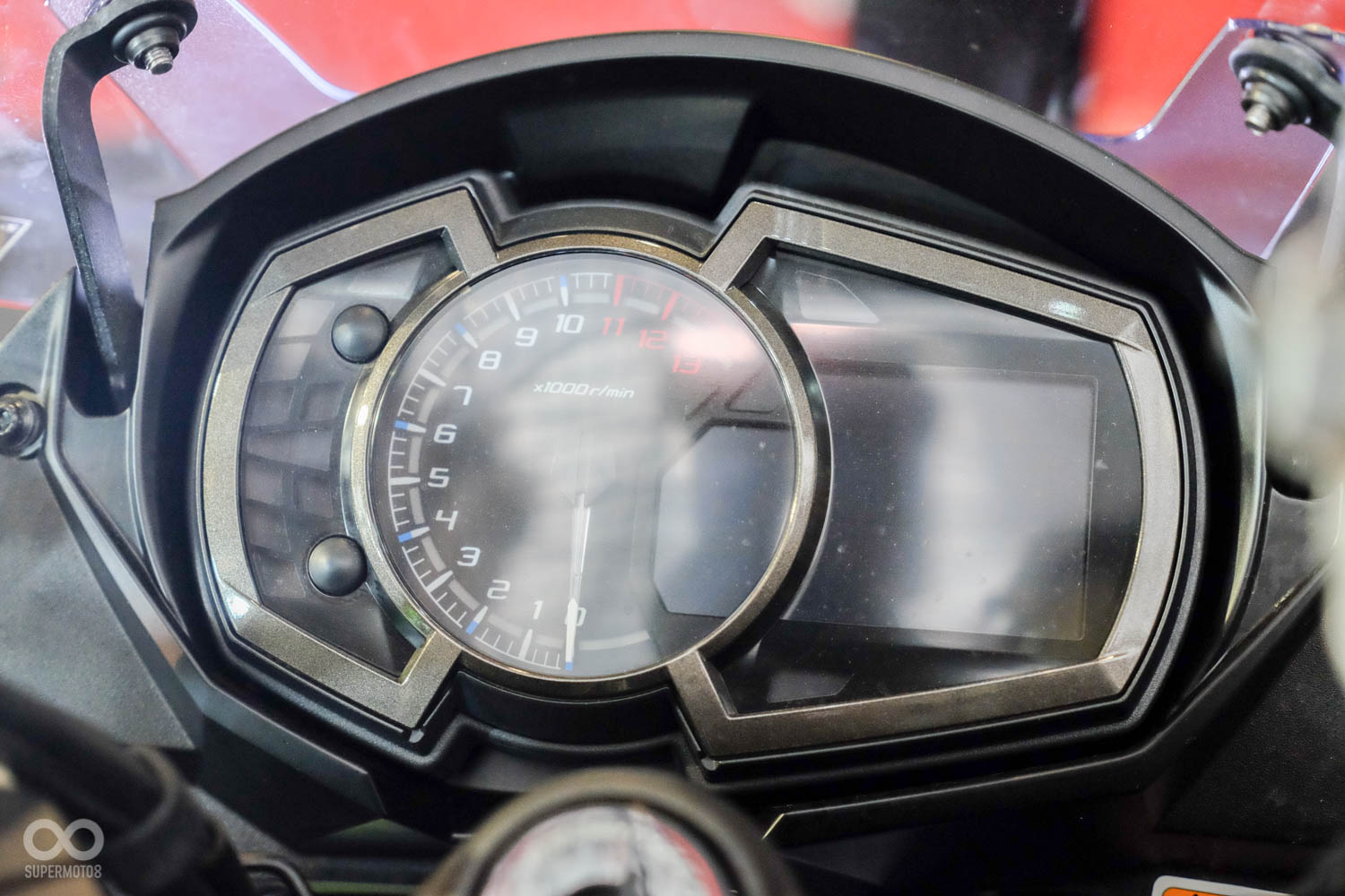 小改款的Ninja1000在儀表板的部分有小更動，轉速表旁多了檔位顯示的功能