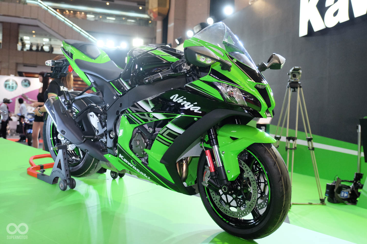 走近展場，在WSBK稱霸叱吒風雲的賽道王者ZX-10R就在門口迎接各位