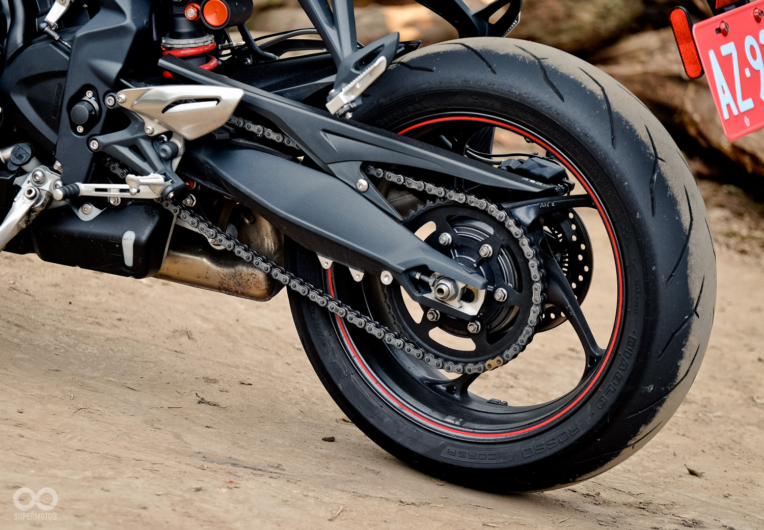 雖然沒有老大哥Speed Triple R夢幻的單搖臂,但Street Triple R的雙搖臂依然銳利有型。