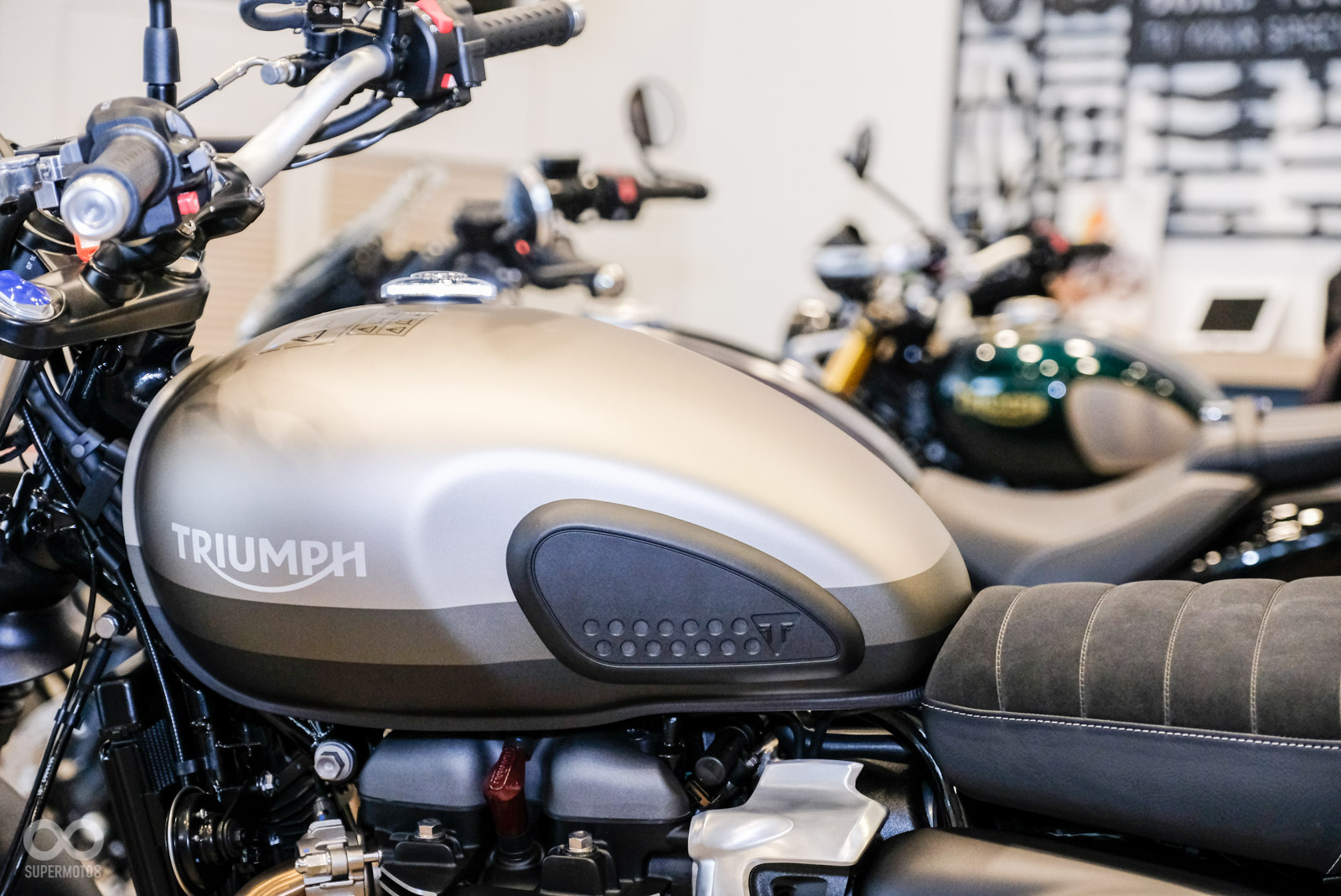 油箱塗裝參考60年代TRIUMPH彩繪,向經典致敬