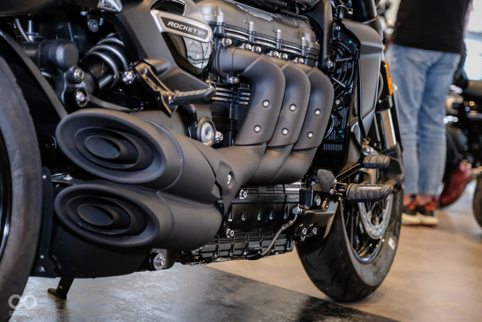 許多部件都換上黑色塗裝、碳纖維呈現