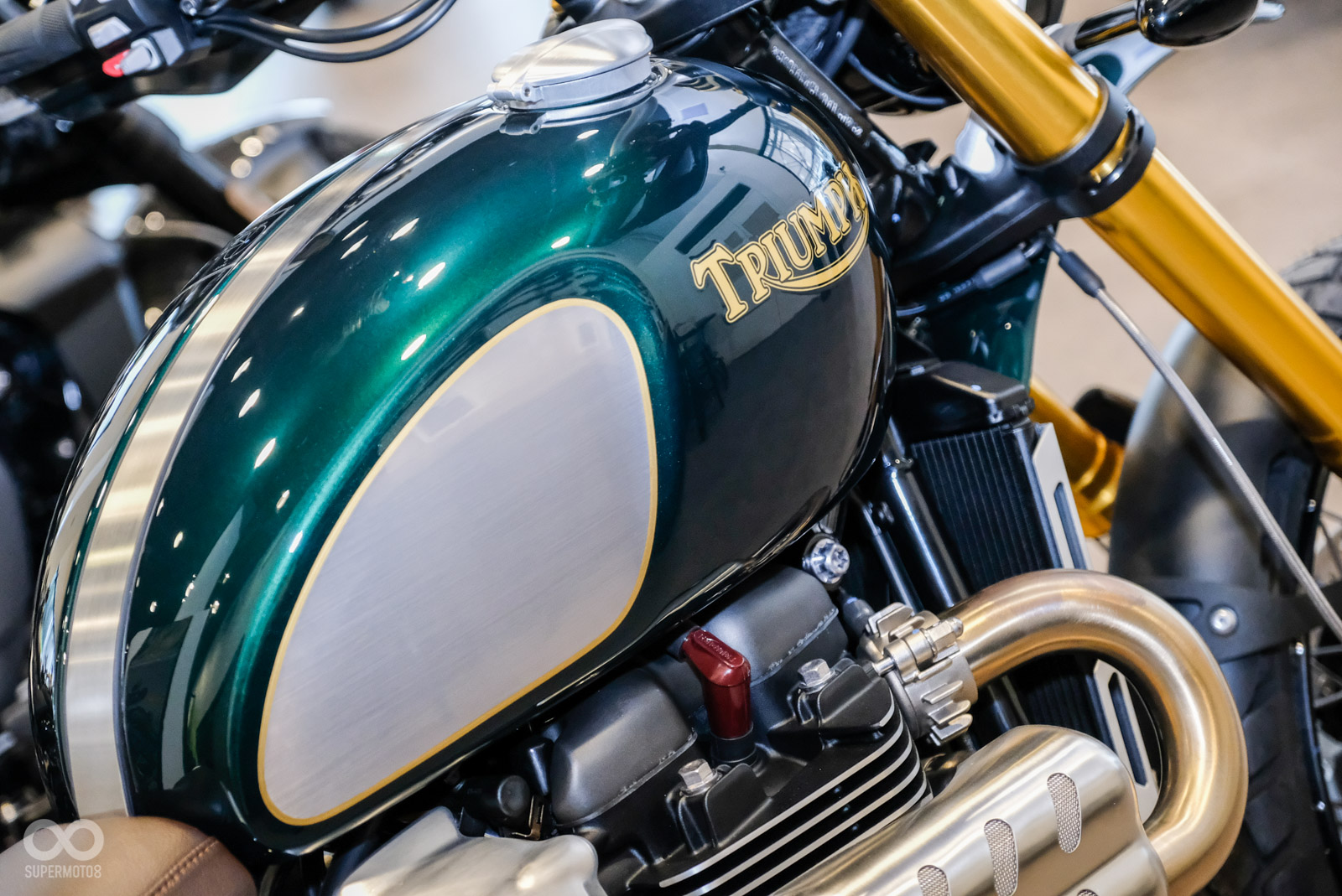 這可是頂級的Scrambler 1200,拉線彩繪當然是手工上漆