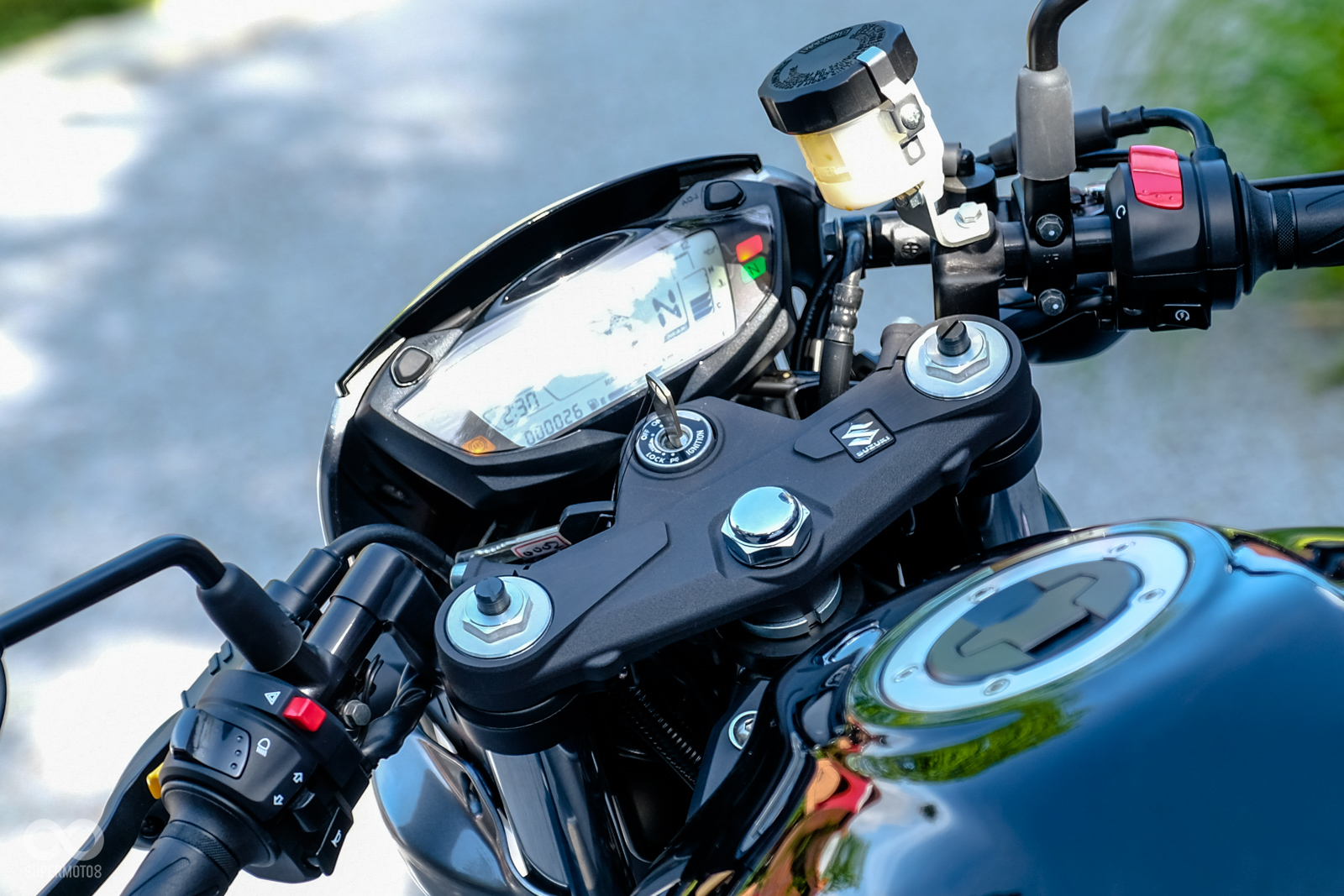 SV650X的分離低把讓騎姿更加戰鬥