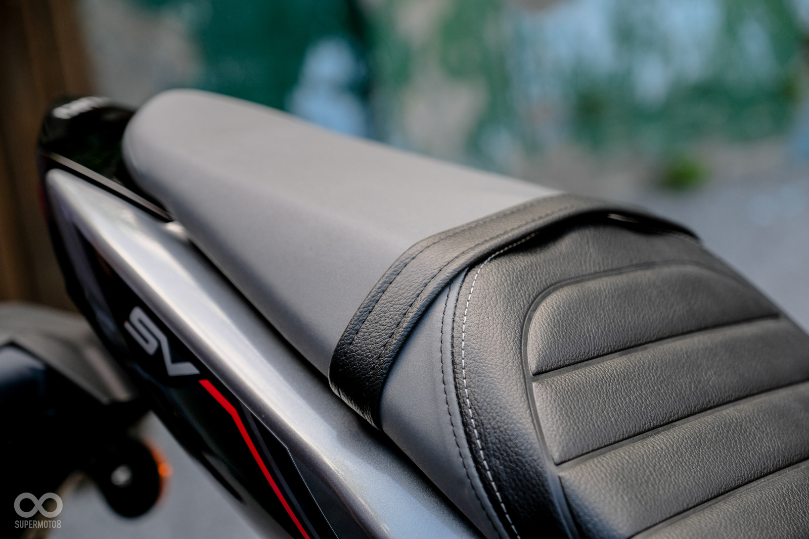 前、後雙色的坐墊讓人誤以為SV650X標配單座蓋