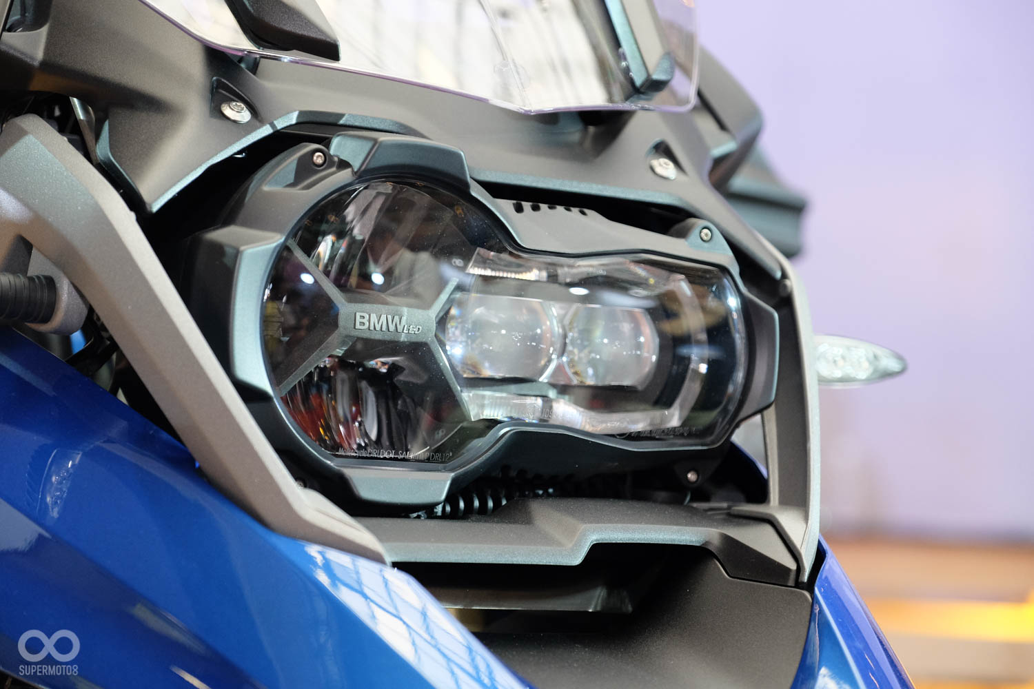 2017年式的R 1200 GS大燈標配為LED燈具,並且具備魚眼透鏡,此外還多了些像是上坡起步之類的輔助功能