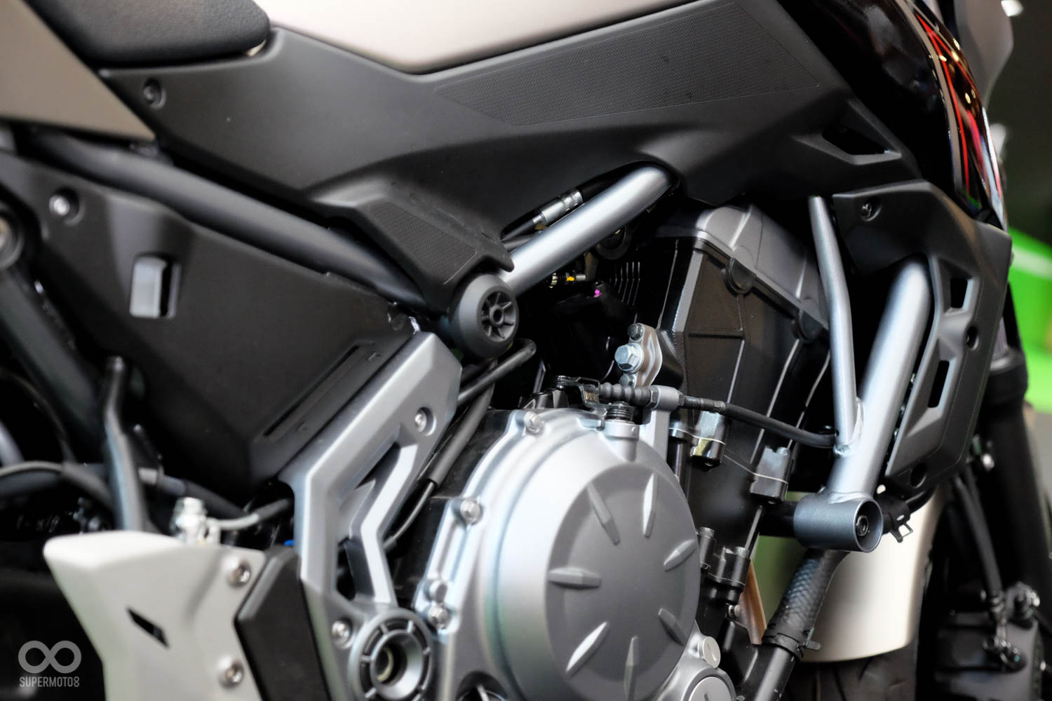 編織式鋼管車架的高剛性也讓車重變得更輕，Z650的車重比起ER6-N輕了將近20kg，車重只剩185kg