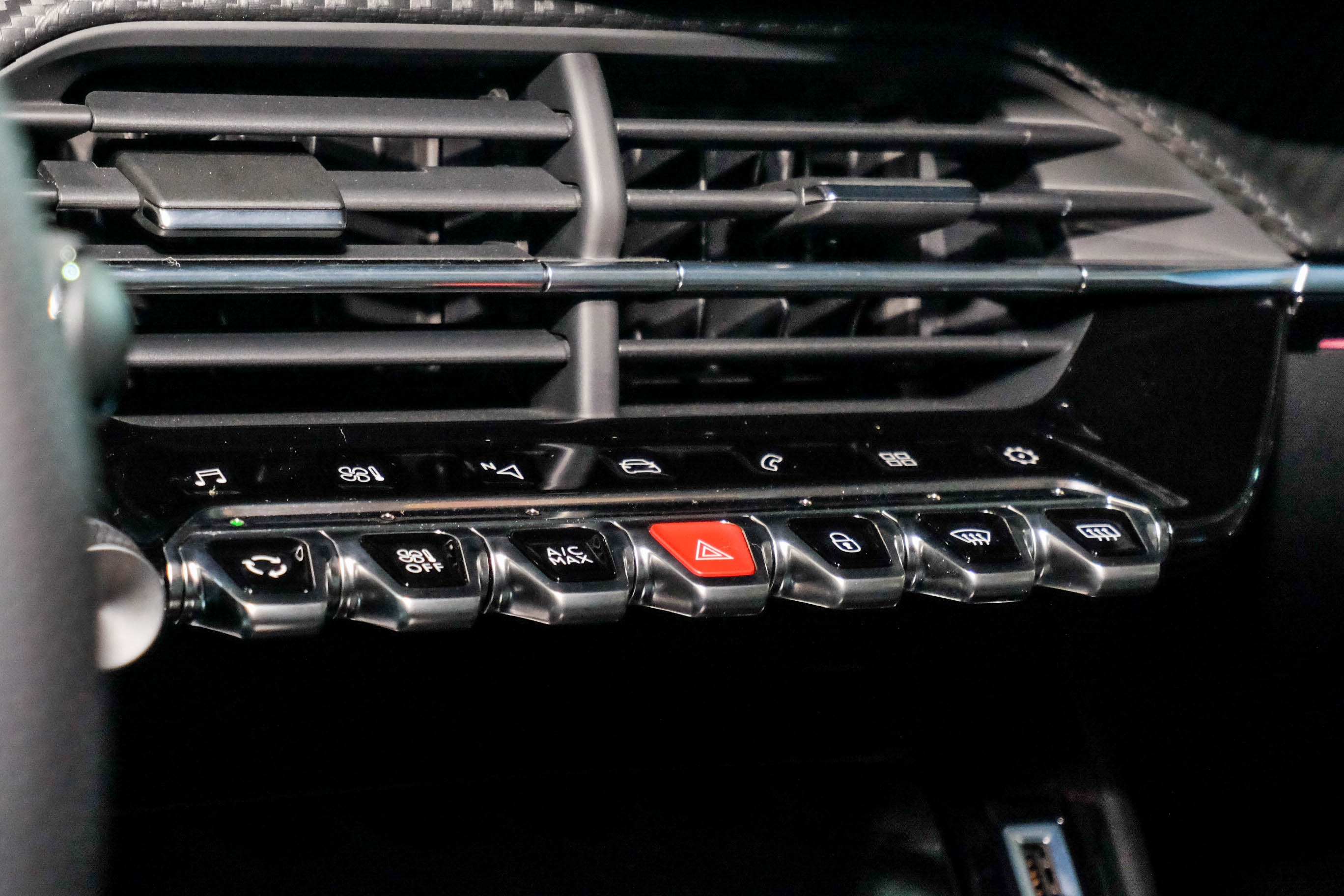 冷氣出風口和中控按鈕,都變得更為簡潔