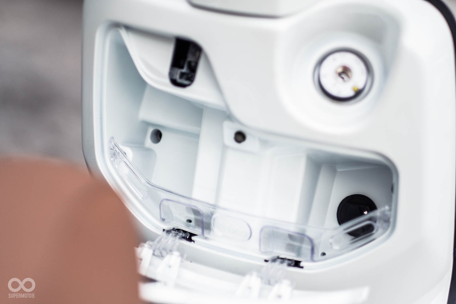 前手套箱設有1USB孔