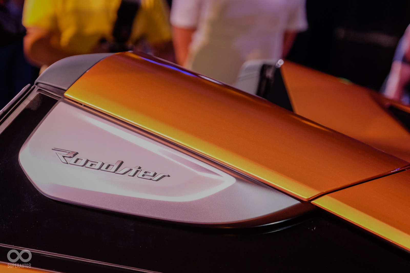 Roadster銘牌鑲嵌於車輛駝峰外側