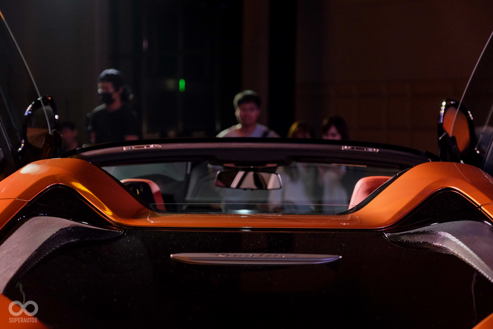 後方的小玻璃具有迴風網的功能，讓車輛開棚行駛時更加舒適