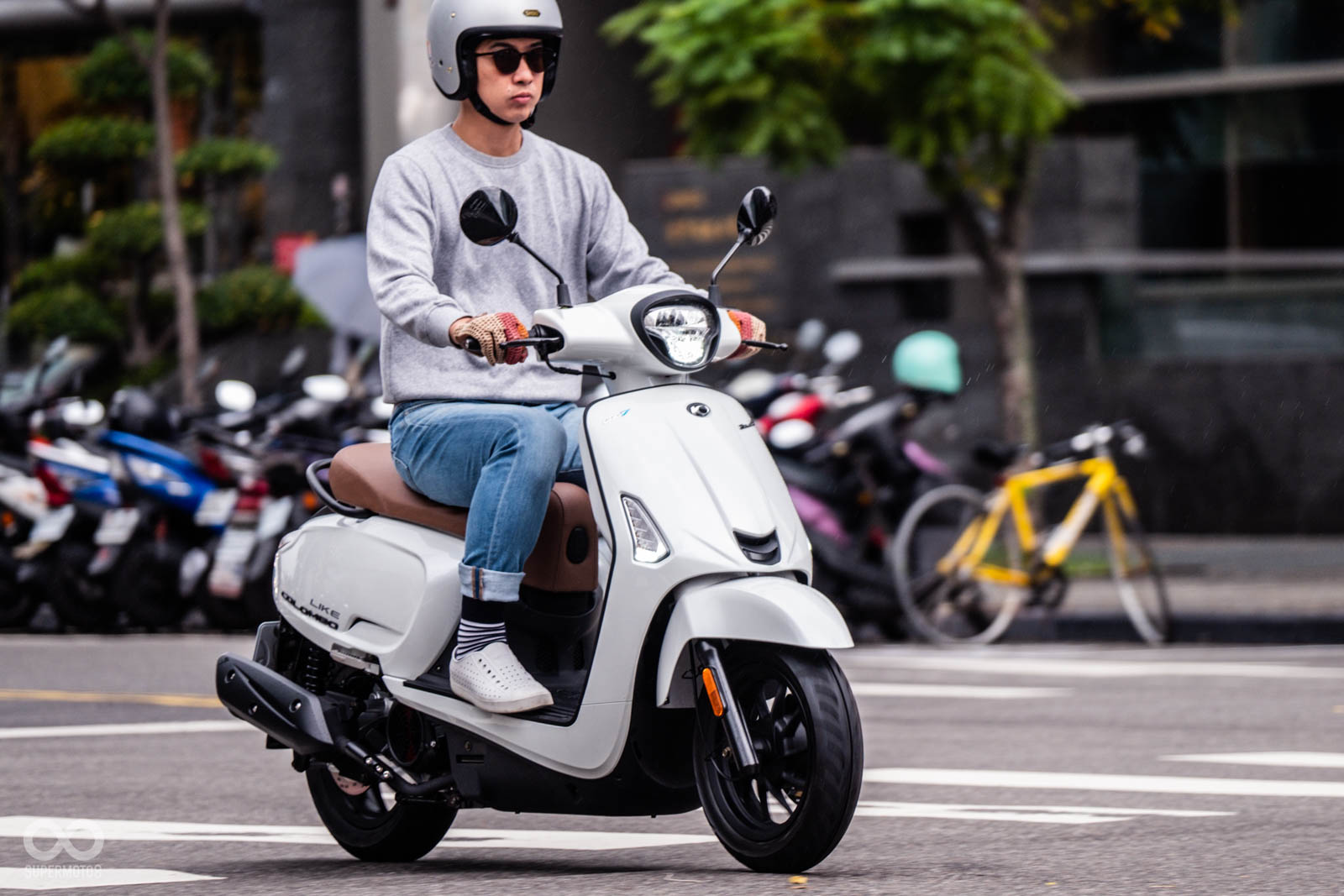 前輪框為12吋。搭配33芯前叉、三活塞卡鉗 220mm碟盤；後輪同樣為12吋、雙槍避震、雙活塞卡鉗與 220mm碟盤