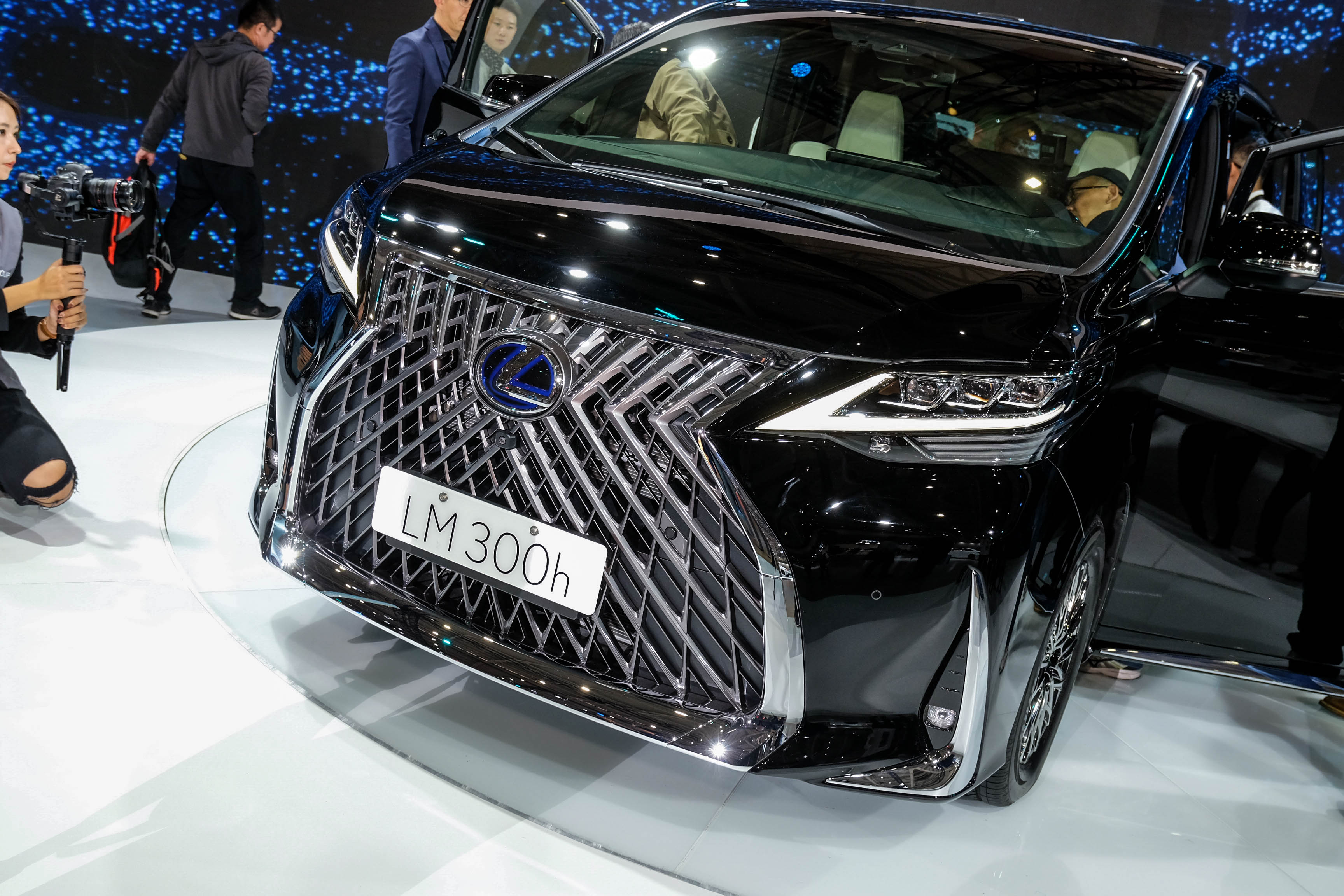 車頭採用紡錘型水箱護罩