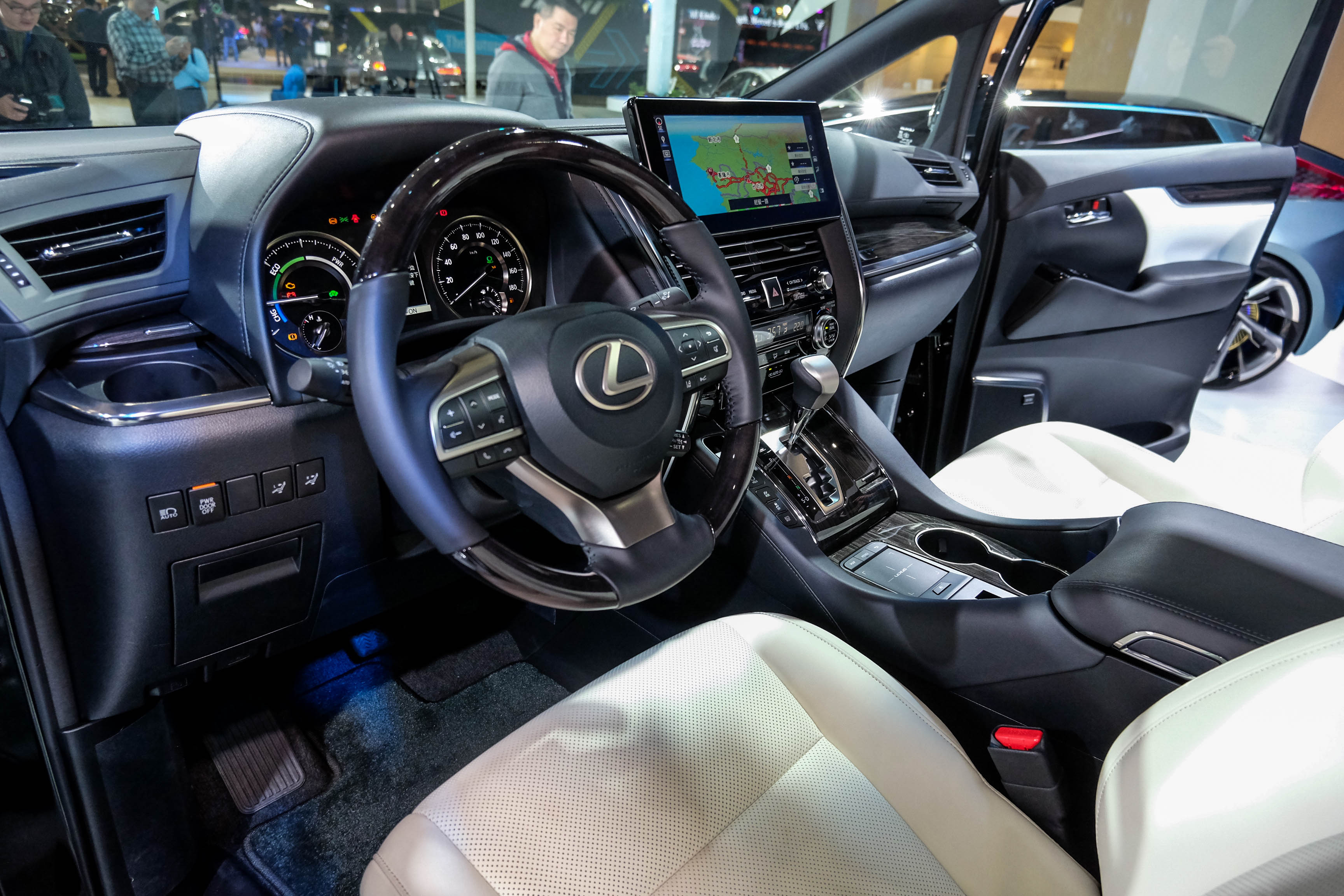 LM300h的前座看來也相當豪華