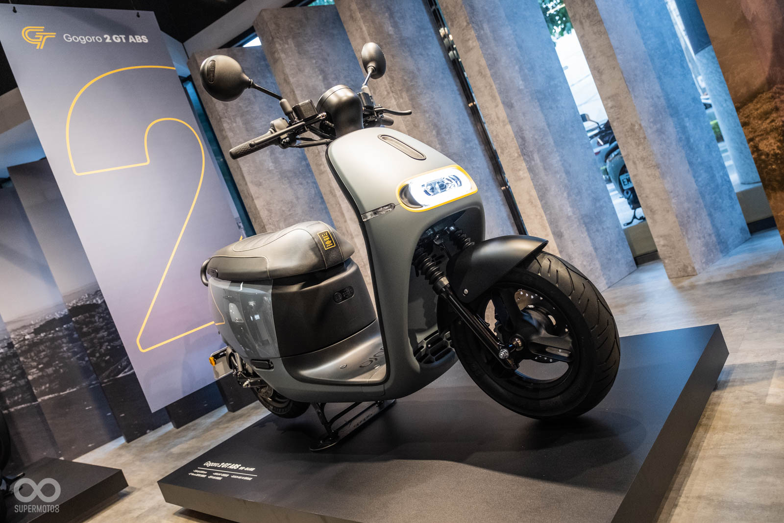 Gogoro 2 GT擁有SBS、ABS兩種版本，外觀水泥灰有亮光、消光混搭，大燈編框加入黃色點綴