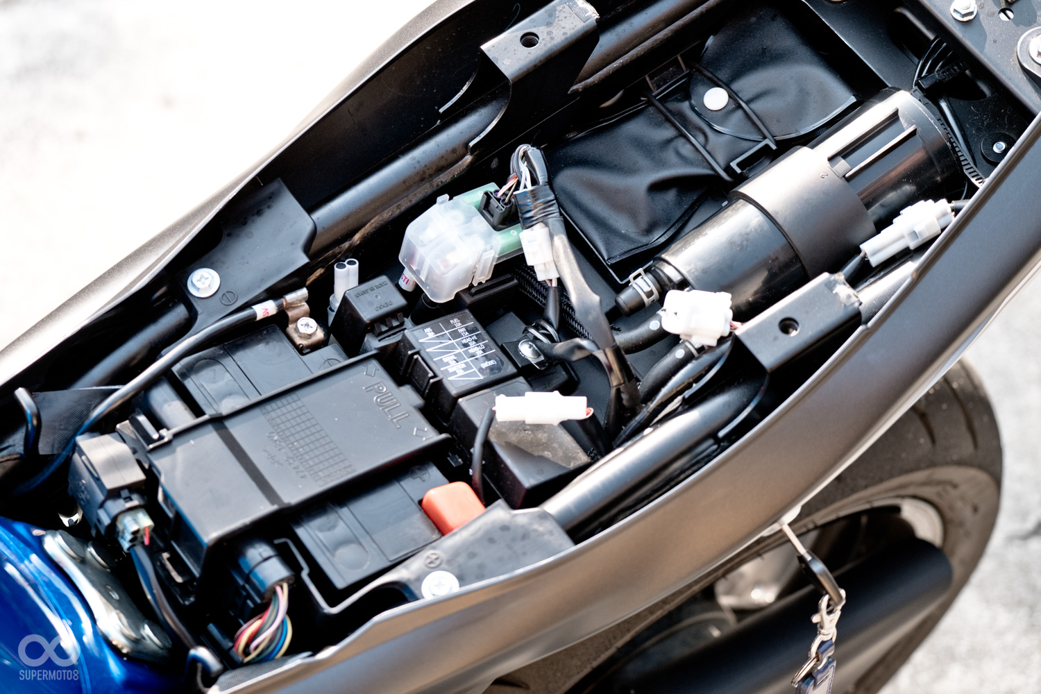 電瓶趨前讓重心更集中,而後方的置物空間則因法規的關係裝上了活性碳罐