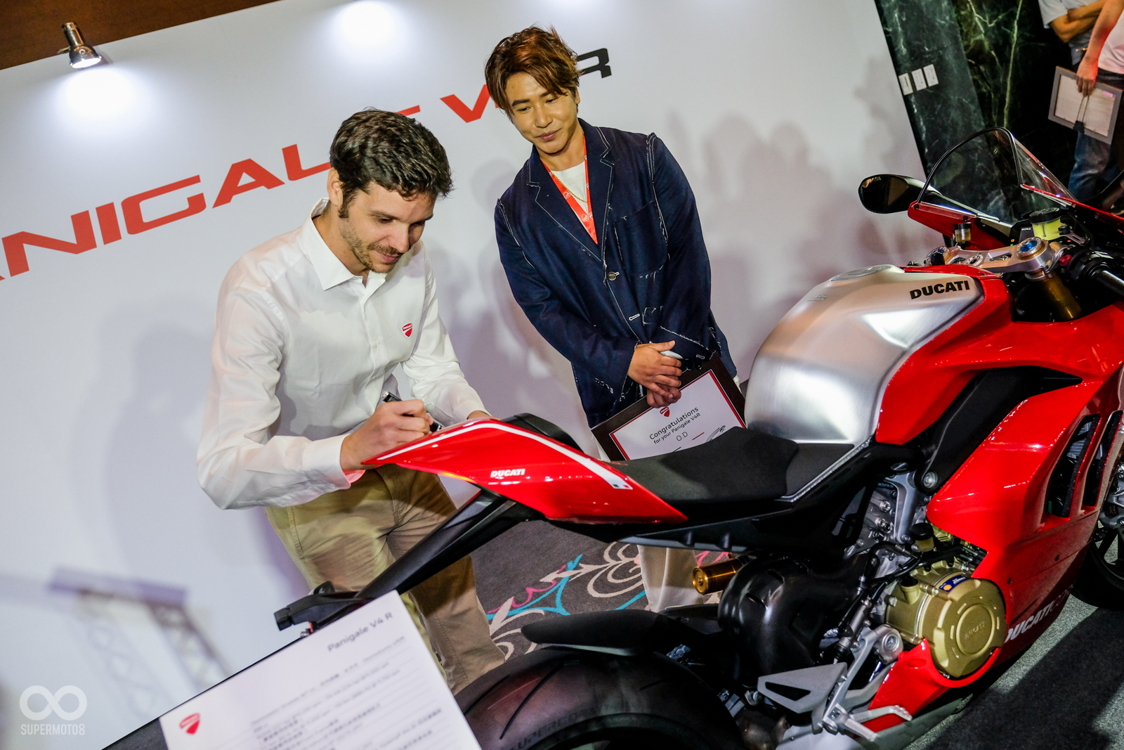 Carlos Serrano現為Ducati測試車手，自身擁有豐富的引擎開發經歷，身為車主之一的藝人「歐弟」也邀請他在自已的愛車上簽名