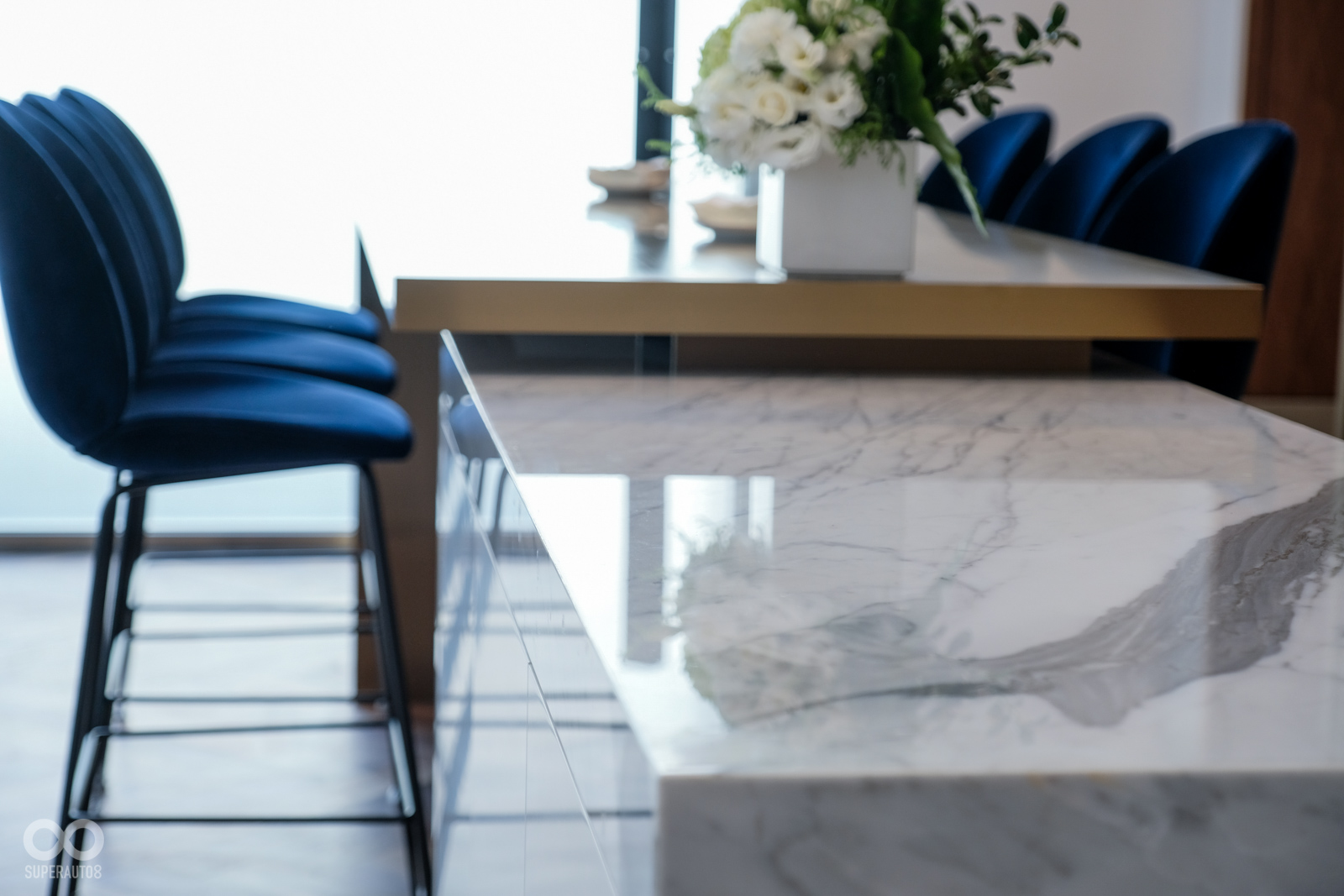 吧台區採用大理石作為桌面