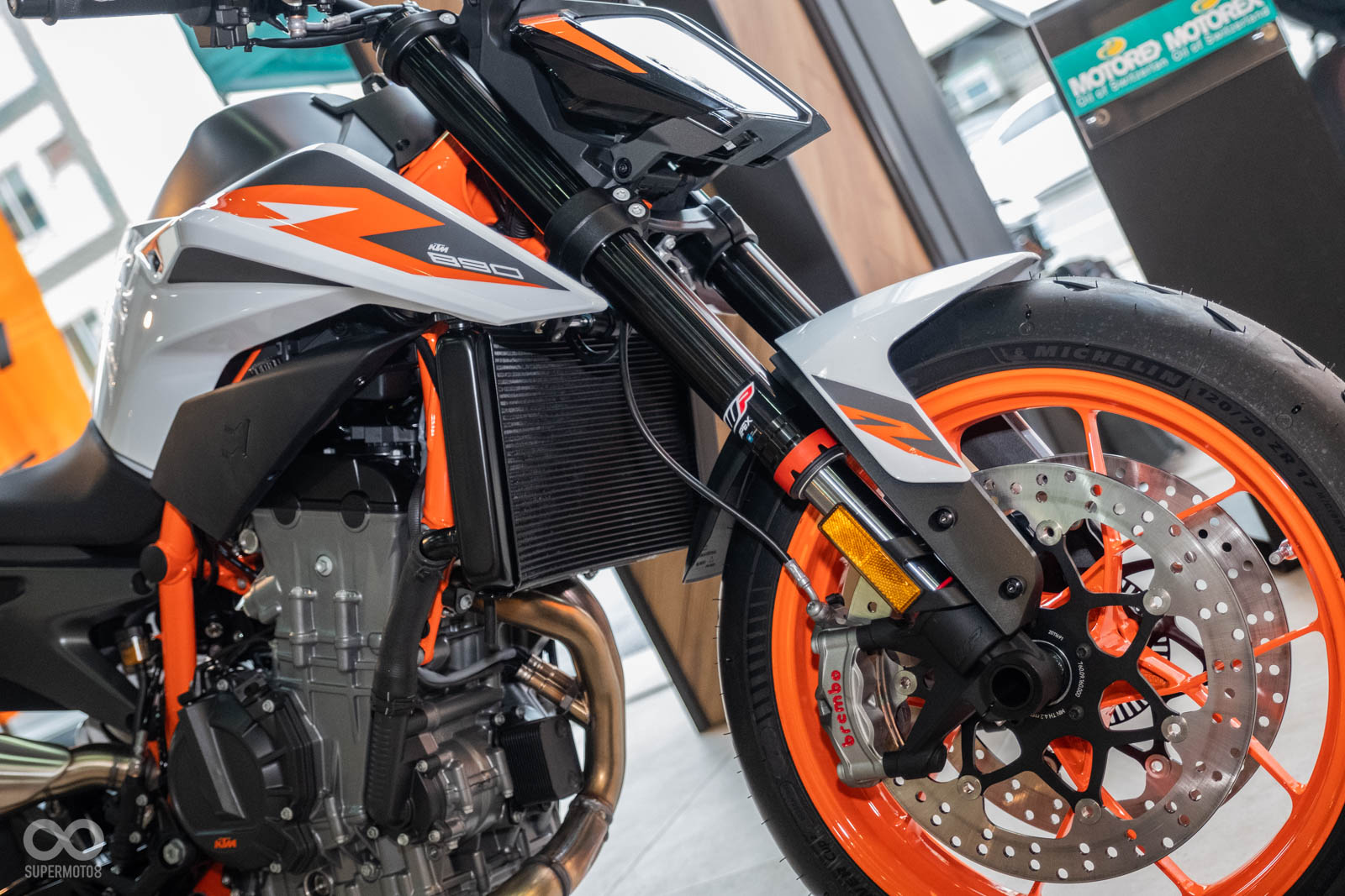 Brembo Stylema輻射四活塞卡鉗配320mm雙浮動式碟盤、WP APEX 43mm 全可調倒立式前叉,890 DUKE 鎖定的是追求熱血的頂尖車主