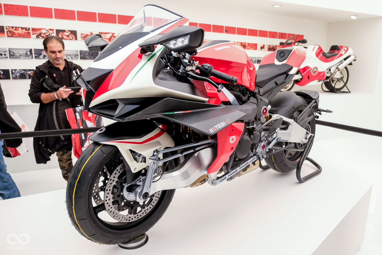 被KAWASAKI收購的Bimota也在米蘭車展，亮相全新的Tesi H2增壓車款