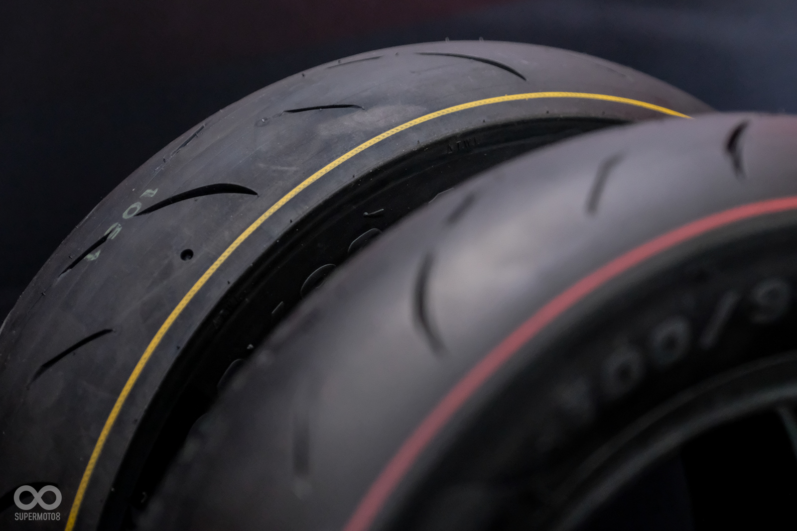 為了保有大傾角抓地力，胎肩採用無花紋設計