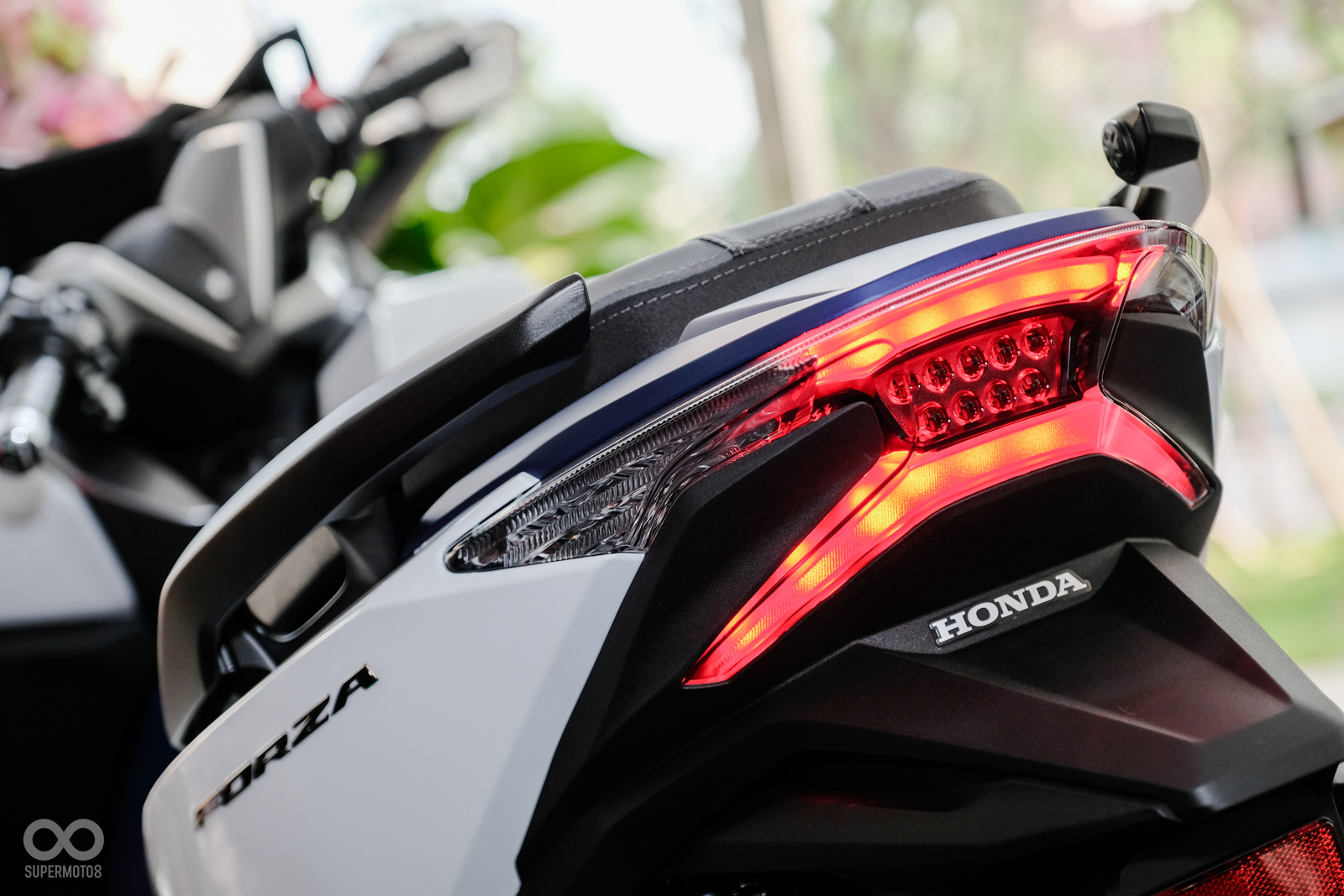 車側的折線相當具有肌肉感,尾燈同樣全採用LED燈組