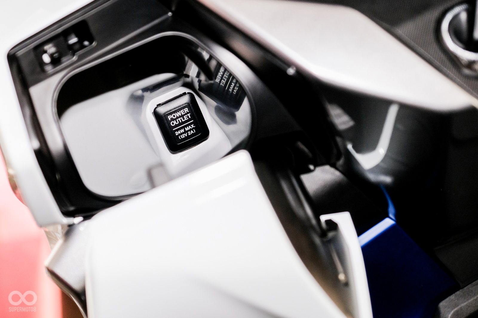 前手套箱容量大幅提升,放入600ml的寶特瓶絕不是問題