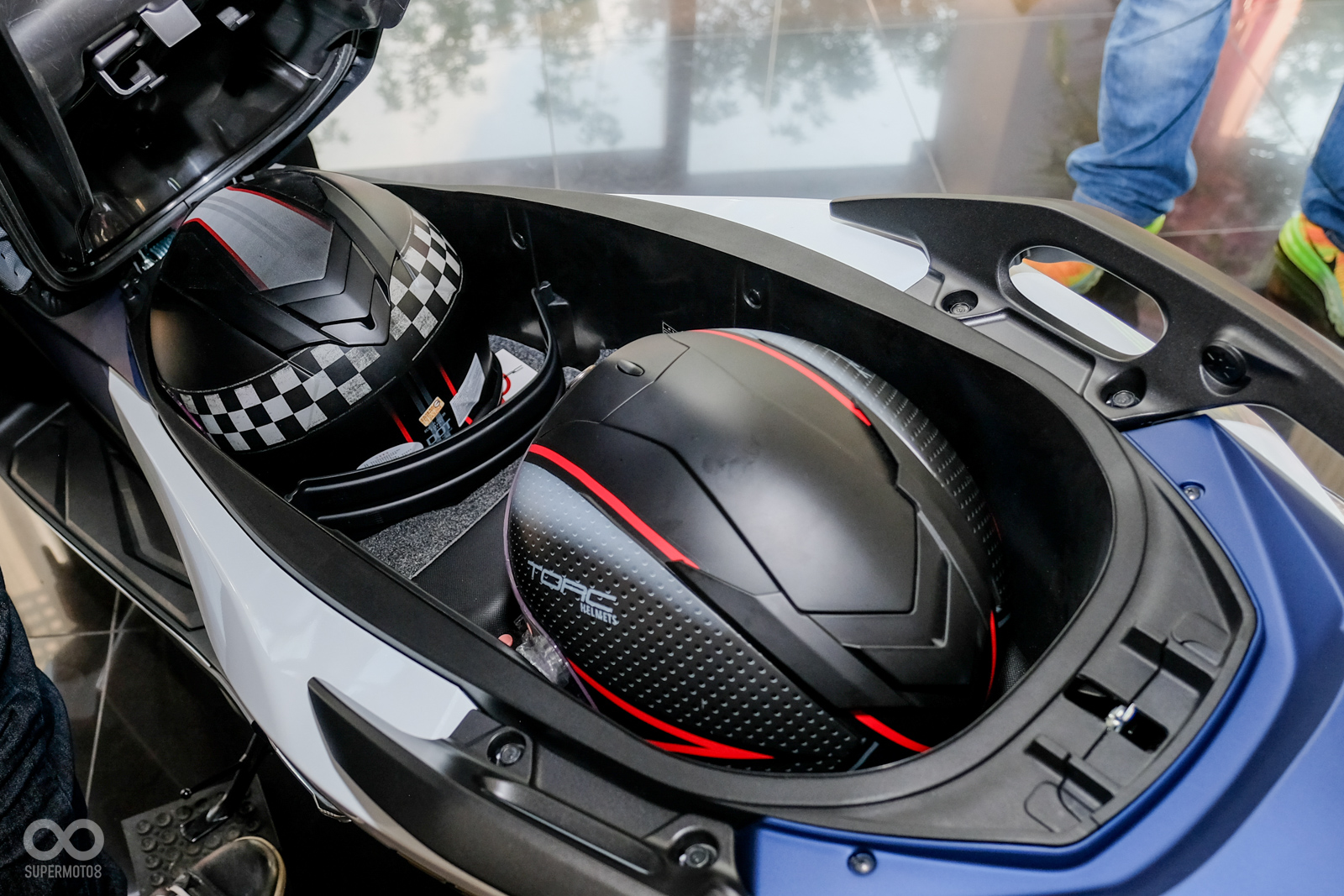 坐墊下置物空間可“輕鬆”放入兩頂全罩帽