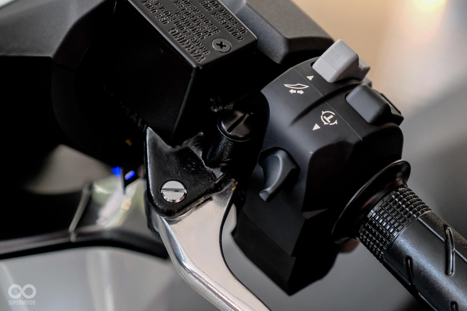 左手把前方按鈕為循跡系統控制按鍵