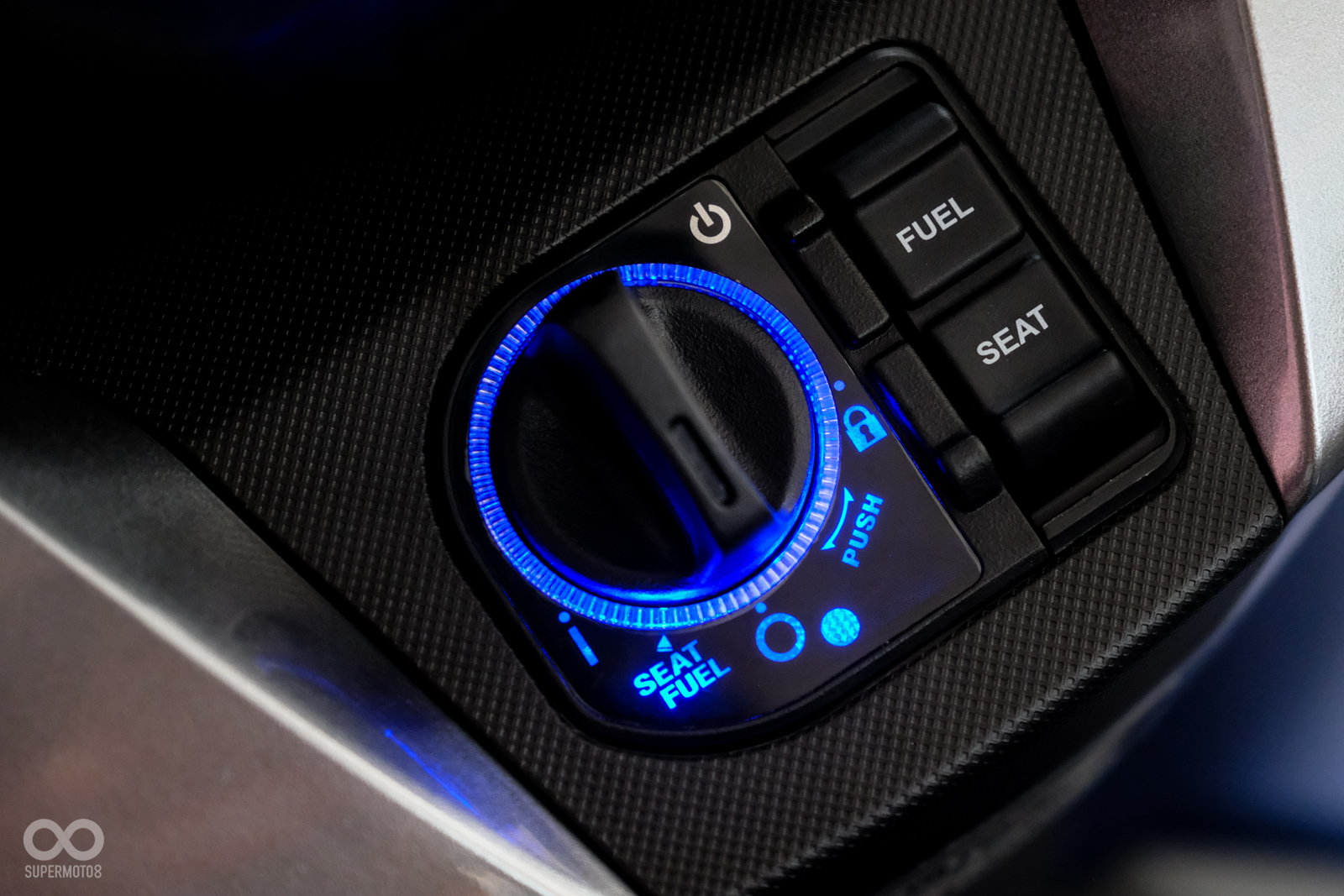 左手把除了基本的功能外,位於遠、近燈切換鍵旁有電動風鏡開關;並具有儀表資訊切換鈕