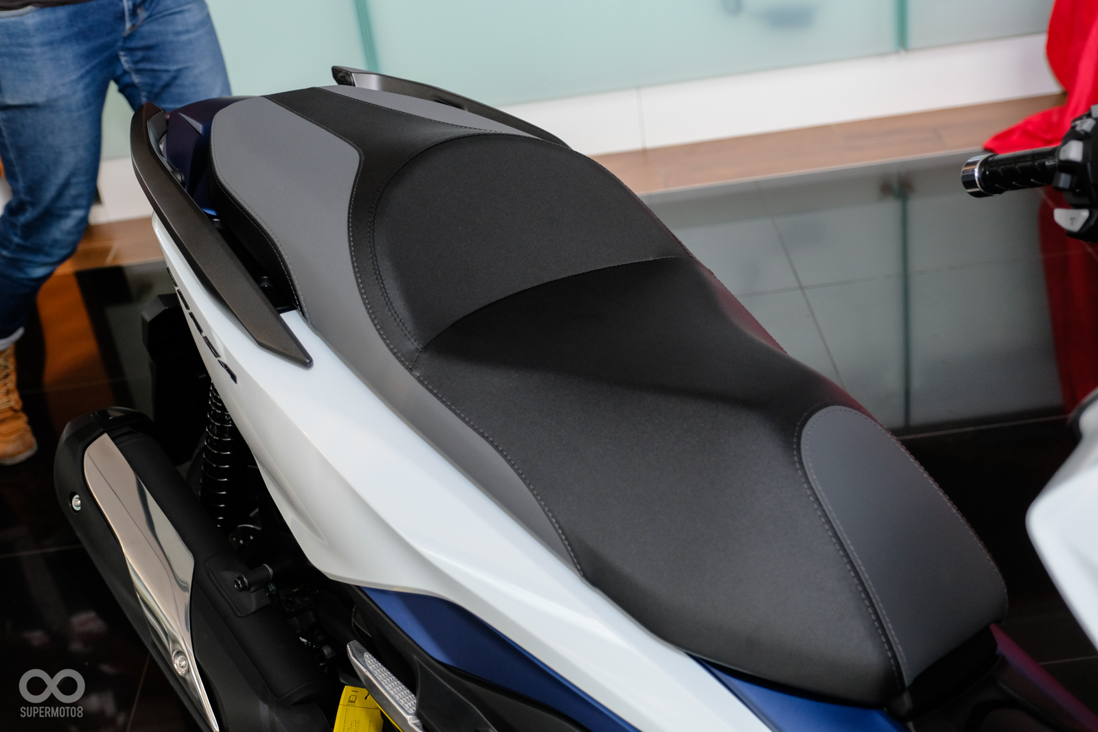 坐墊支撐性大幅提升,坐姿也較上代車款更為戰鬥