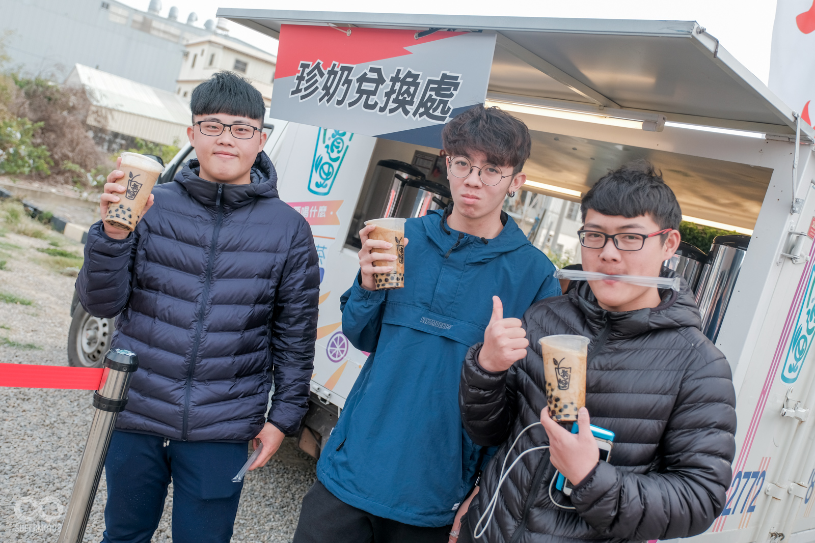 有參與前幾天打卡領雞排活動的車主，在會場還有珍奶可以領